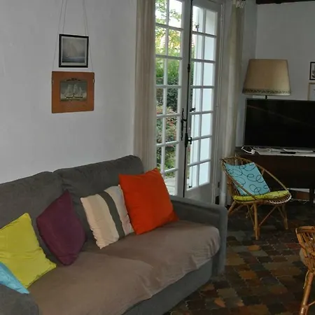 בית נופש Two-bedroom House With Garden *