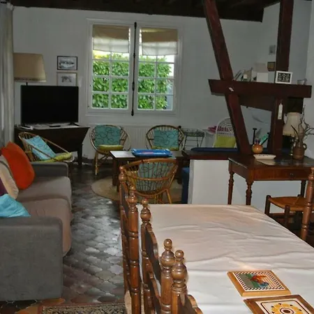 Two-bedroom House With Garden בית נופש