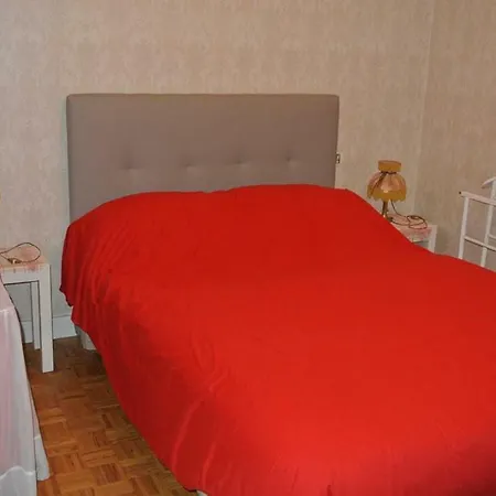 Two-bedroom House With Garden בית נופש