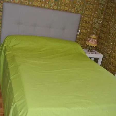 Two-bedroom House With Garden בית נופש