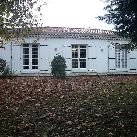 Two-bedroom House With Garden בית נופש *